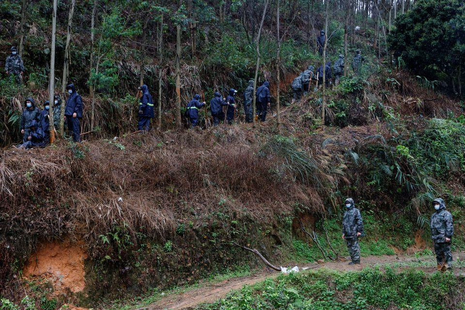 Đã có tổng cộng 305 thân nhân của 56 hành khách đổ về khu vực thành phố Ngô Châu để chờ đợi tin tức từ lực lượng cứu hộ. Trong đó, khoảng hơn 200 thân nhân đã đến hiện trường vụ rơi máy bay. Ảnh: Reuters Đã có tổng cộng 305 thân nhân của 56 hành khách đổ về khu vực thành phố Ngô Châu để chờ đợi tin tức từ lực lượng cứu hộ. Trong đó, khoảng hơn 200 thân nhân đã đến hiện trường vụ rơi máy bay. Ảnh: Reuters