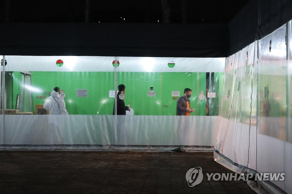 Người dân Seoul xếp hàng chờ xét nghiệm. Ảnh: Yonhap Người dân Seoul xếp hàng chờ xét nghiệm. Ảnh: Yonhap