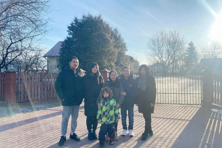 Cả nhà chị Yến chụp ảnh lưu niệm với gia đình ông Phan Thanh Xuân - đồng hương người Việt ở đất Ba Lan (Ảnh: Hải Yến)