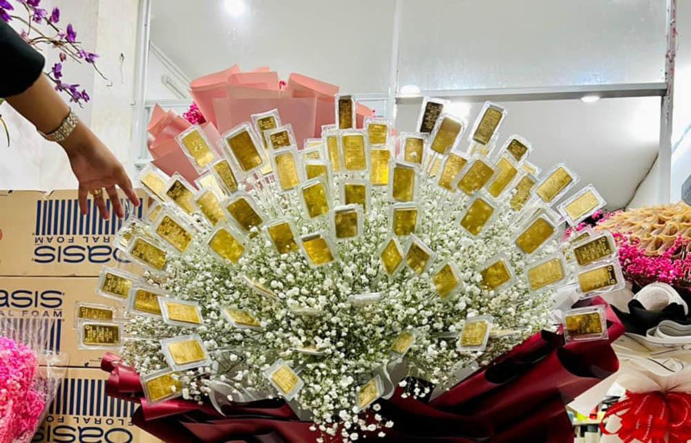 Bó hoa đính 100 cây vàng do một người đàn ông Đà Nẵng đặt làm Bó hoa đính 100 cây vàng do một người đàn ông Đà Nẵng đặt làm