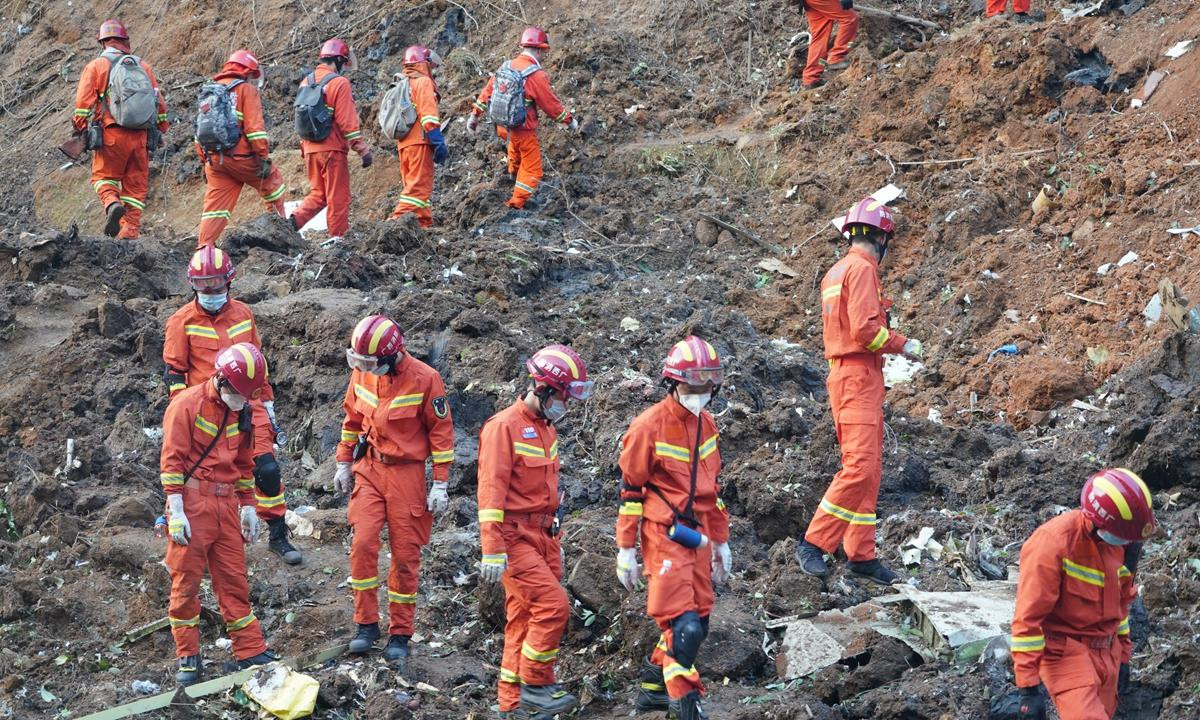 Lực lượng cứu hộ tại hiện trường. Ảnh: Hoàn cầu Thời báo