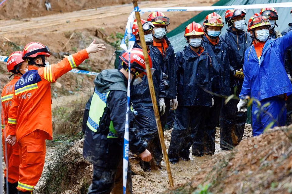 Tuy nhiên, trời mưa liên tục đã gây khó khăn cho quá trình cứu hộ cứu nạn. Ảnh: Reuters Tuy nhiên, trời mưa liên tục đã gây khó khăn cho quá trình cứu hộ cứu nạn. Ảnh: Reuters