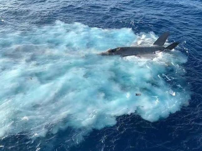 Hình ảnh máy bay F-35C nổi trên Biển Đông sau khi gặp nạn. Hình ảnh máy bay F-35C nổi trên Biển Đông sau khi gặp nạn.