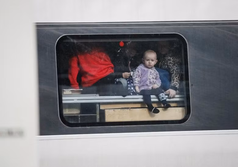 Một chuyến tàu sơ tán từ Kiev. Ảnh: Reuters Một chuyến tàu sơ tán từ Kiev. Ảnh: Reuters