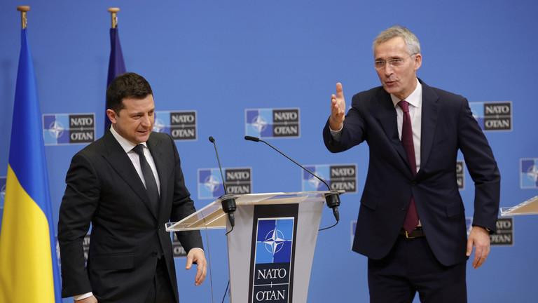 Tổng thư ký NATO Jens Stoltenberg trong một cuộc gặp với Tổng thống Ukraine Volodymyr Zelensky. Ảnh: AP Tổng thư ký NATO Jens Stoltenberg trong một cuộc gặp với Tổng thống Ukraine Volodymyr Zelensky. Ảnh: AP