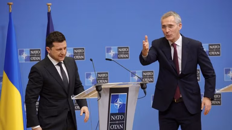 Tổng thư ký NATO Jens Stoltenberg trong một cuộc gặp với Tổng thống Ukraine Volodymyr Zelensky. Ảnh: AP