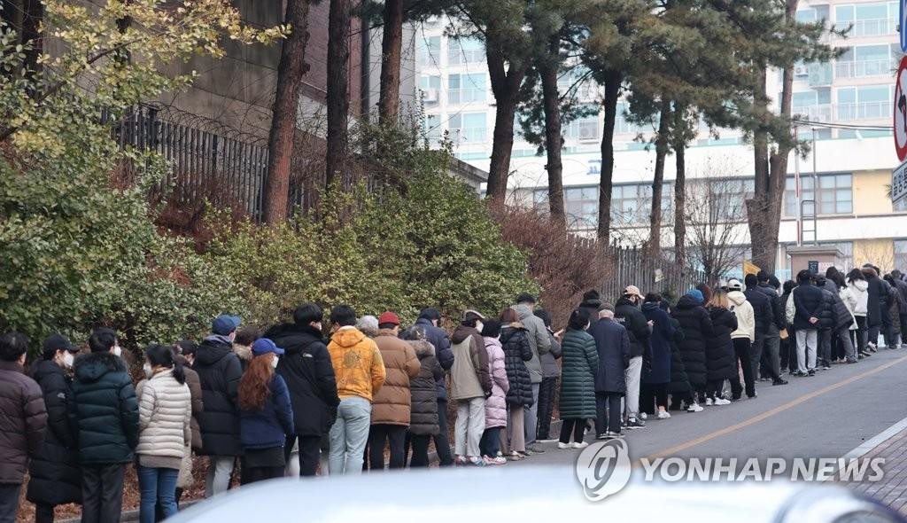 Các cử tri xếp hàng bỏ phiếu ở Seoul ngày 9/3. Ảnh: Yonhap Các cử tri xếp hàng bỏ phiếu ở Seoul ngày 9/3. Ảnh: Yonhap