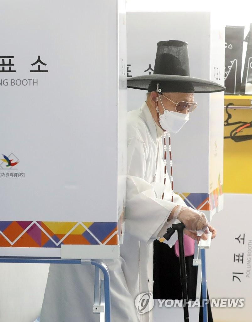 Một cụ ông mặc trang phục truyền thống đi bỏ phiếu ở Nam Chungcheong. Ảnh: Yonhap Một cụ ông mặc trang phục truyền thống đi bỏ phiếu ở Nam Chungcheong. Ảnh: Yonhap