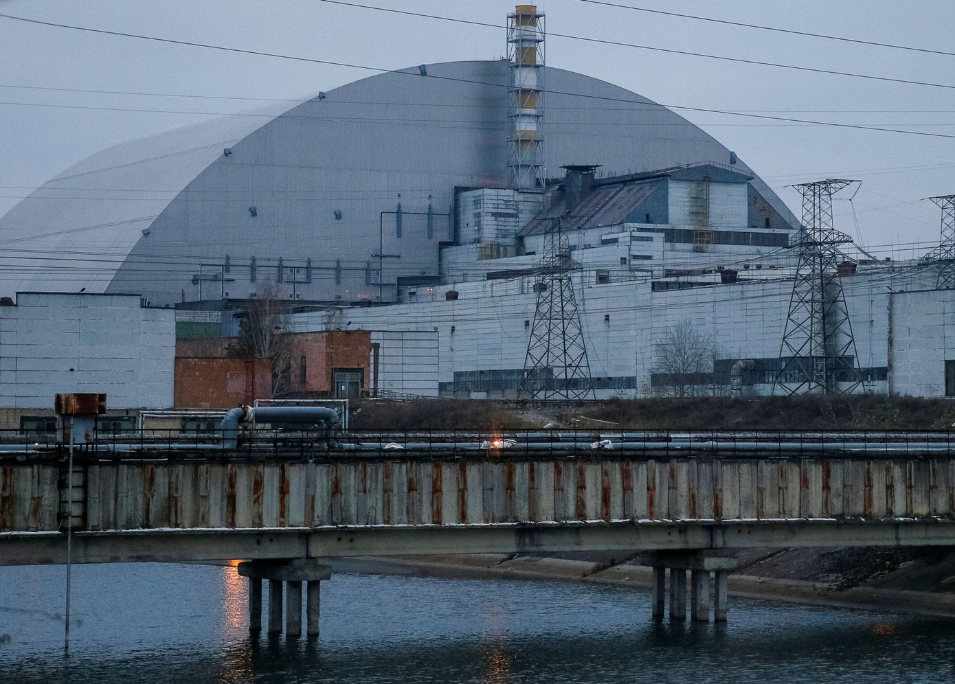 Bên trong nhà máy Chernobyl. Ảnh: Reuters