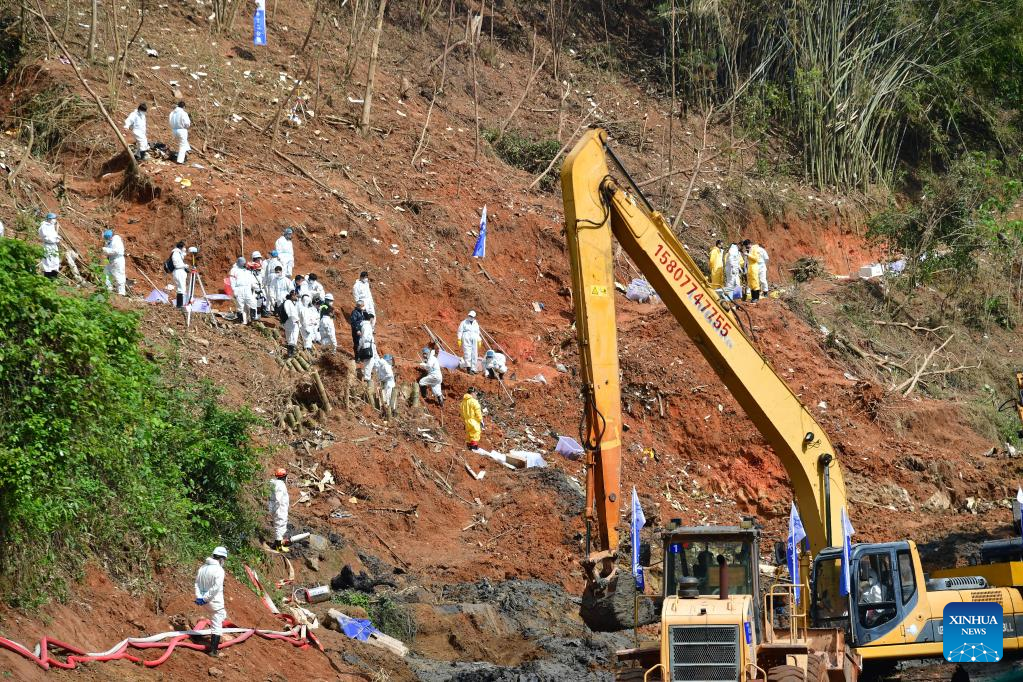 Công tác tìm kiếm tại hiện trường. Ảnh: Tân Hoa Xã Công tác tìm kiếm tại hiện trường. Ảnh: Tân Hoa Xã