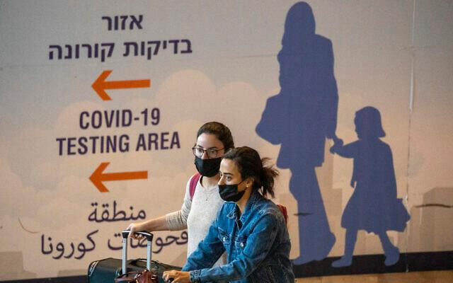 Các hành khách đeo khẩu trang tại sân bay Ben Gurion (Israel). Ảnh: Thời báo Israel