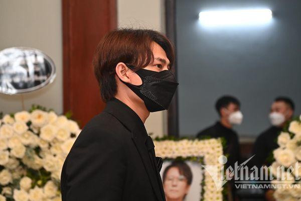 Isaac là bạn thân thiết của Vũ Ngọc Phượng, cùng họp mặt, ăn uống, xem phim, vui chơi. Anh chứng kiến đạo diễn Vũ Ngọc Phượng chịu đau đớn nhưng kiên trì chiến đấu với bệnh tật. Anh cũng ở cạnh Vũ Ngọc Phượng những ngày cuối đời và hỗ trợ gia đình đạo diễn chuẩn bị lễ tang ngày 11/3 tại Hà Nội. Isaac là bạn thân thiết của Vũ Ngọc Phượng, cùng họp mặt, ăn uống, xem phim, vui chơi. Anh chứng kiến đạo diễn Vũ Ngọc Phượng chịu đau đớn nhưng kiên trì chiến đấu với bệnh tật. Anh cũng ở cạnh Vũ Ngọc Phượng những ngày cuối đời và hỗ trợ gia đình đạo diễn chuẩn bị lễ tang ngày 11/3 tại Hà Nội.