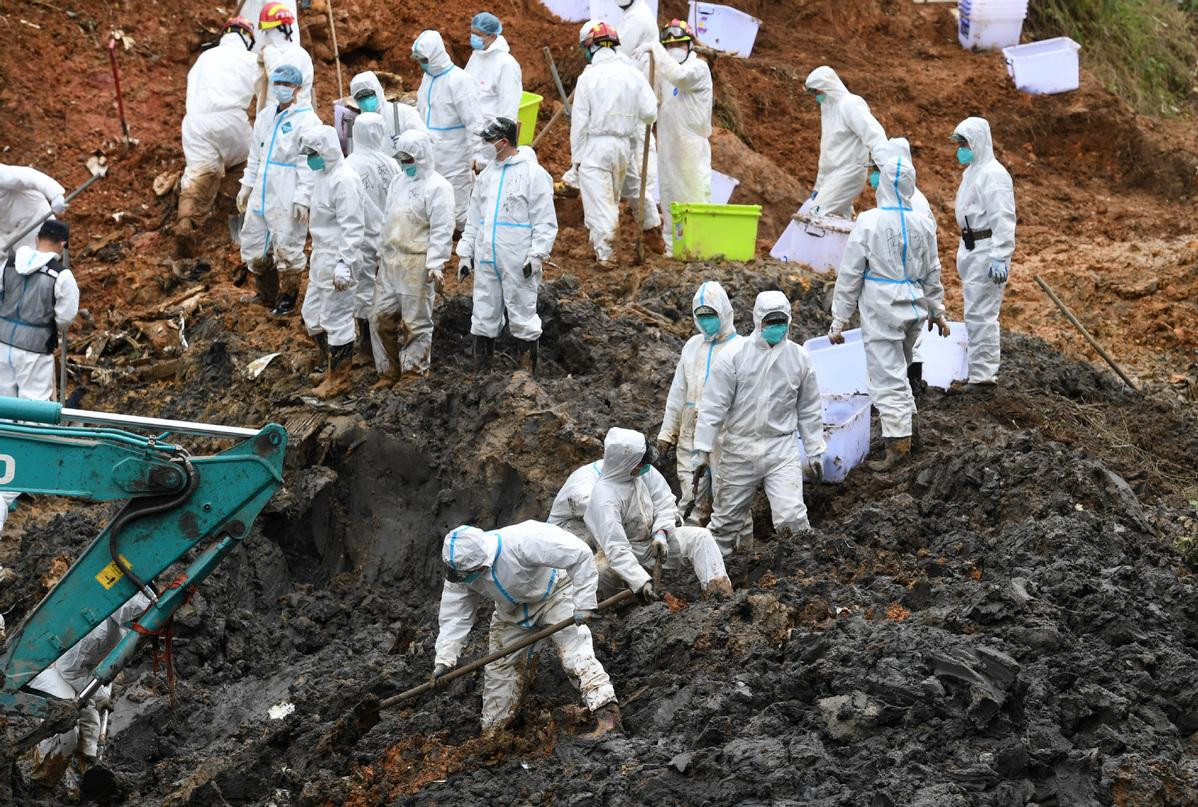 Lực lượng tìm kiếm cứu nạn tại hiện trường vụ rơi máy bay ở thành phố Ngô Châu (Khu tự trị dân tộc Choang Quảng Tây). Ảnh: Tân Hoa Xã