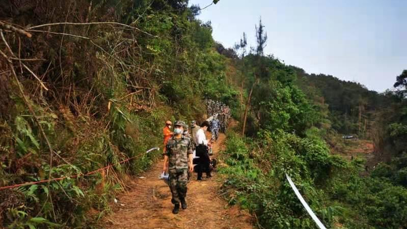 Lực lượng cứu hộ tại hiện trường. Ảnh: CGTN Lực lượng cứu hộ tại hiện trường. Ảnh: CGTN