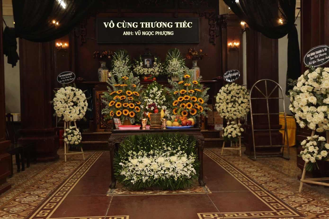 Nhiều hoa trắng và hoa hướng dương trong tang lễ của đạo diễn Vũ Ngọc Phượng Nhiều hoa trắng và hoa hướng dương trong tang lễ của đạo diễn Vũ Ngọc Phượng