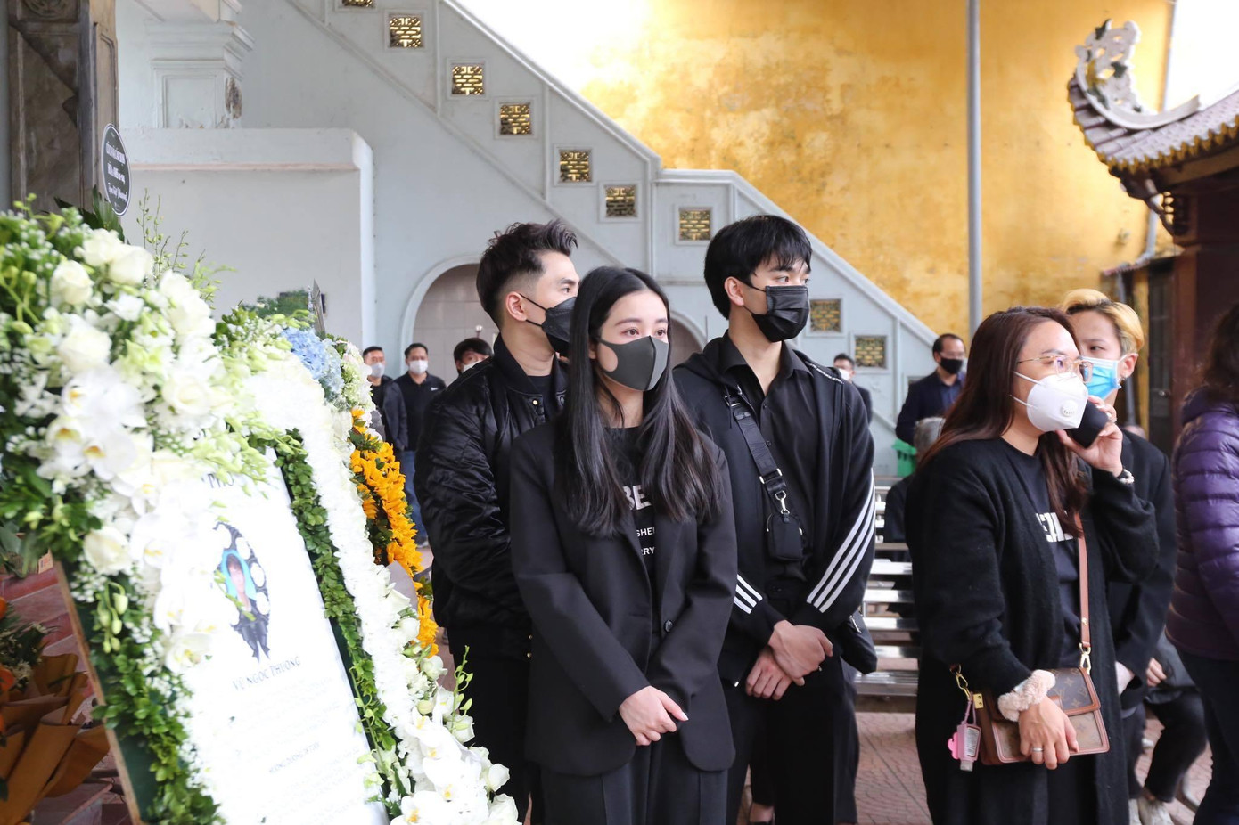 Các nghệ sĩ chờ vào viếng đạo diễn Vũ Ngọc Phượng Các nghệ sĩ chờ vào viếng đạo diễn Vũ Ngọc Phượng