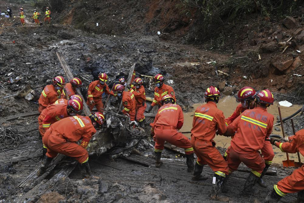 Đáng chú ý, có một mảnh vỡ lớn, dài khoảng 1,3m và rộng khoảng 10cm, nghi là mảnh vỡ máy bay được tìm thấy ở cách địa điểm xảy ra vụ tai nạn khoảng hơn 10km. Ảnh: AP Đáng chú ý, có một mảnh vỡ lớn, dài khoảng 1,3m và rộng khoảng 10cm, nghi là mảnh vỡ máy bay được tìm thấy ở cách địa điểm xảy ra vụ tai nạn khoảng hơn 10km. Ảnh: AP