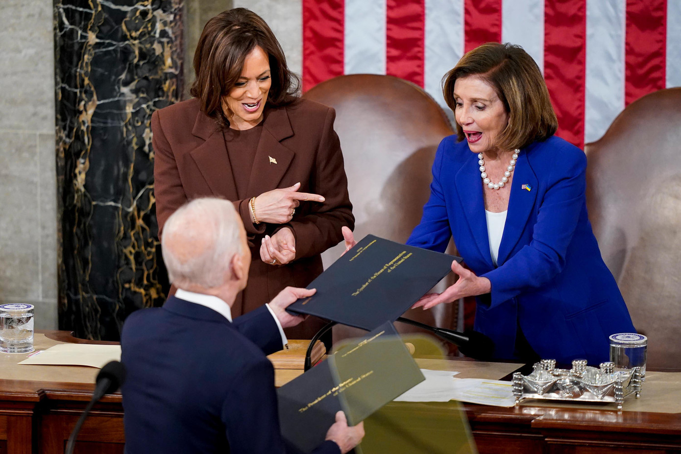 Đây là lần đầu tiên trong lịch sử, có hai nữ quan chức ngồi sau lưng Tổng thống Mỹ trong bài phát biểu Thông điệp Liên bang. Bên phải là Chủ tịch Hạ viện Mỹ Nancy Pelosi, bên trái là Phó Tổng thống Kamala Harris. Ảnh: AP