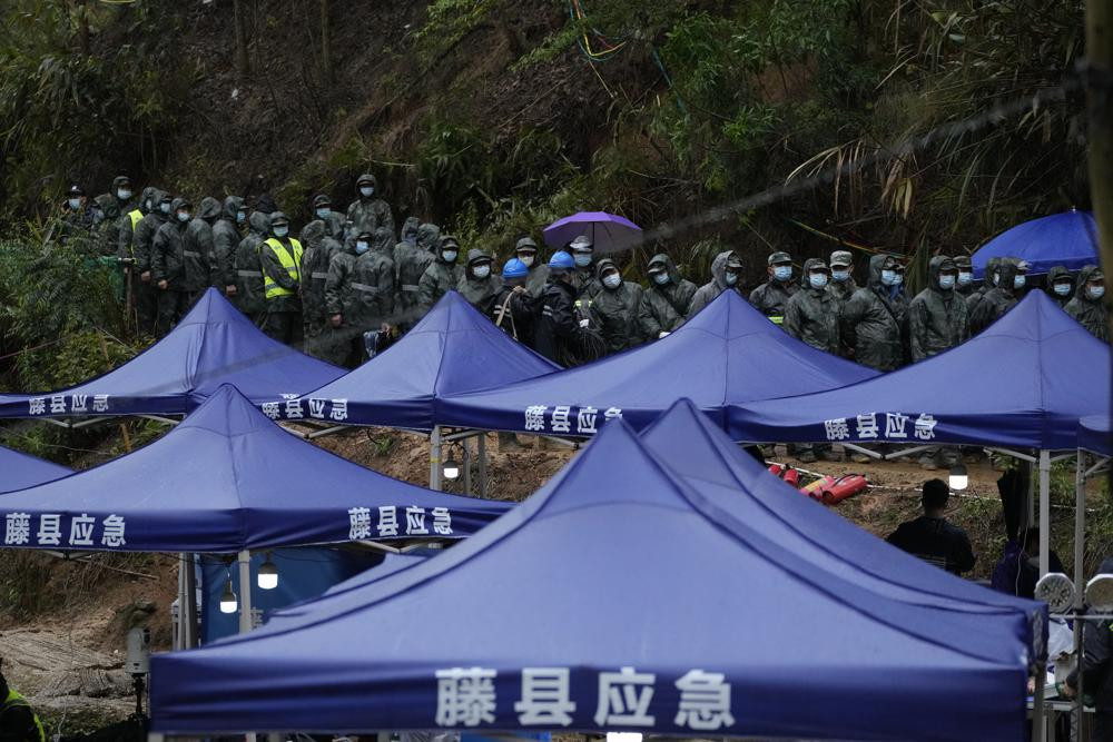 Tính đến chiều 24/3, tổng cộng 21 vật dụng cá nhân, 183 mảnh vỡ máy bay và một số mảnh thi thể người đã được lực lượng cứu hộ thu thập từ hiện trường vụ rơi máy bay ở thành phố Ngô Châu (Khu tự trị dân tộc Choang Quảng Tây, Trung Quốc) và chuyển đến cơ quan chức năng. Ảnh: AP Tính đến chiều 24/3, tổng cộng 21 vật dụng cá nhân, 183 mảnh vỡ máy bay và một số mảnh thi thể người đã được lực lượng cứu hộ thu thập từ hiện trường vụ rơi máy bay ở thành phố Ngô Châu (Khu tự trị dân tộc Choang Quảng Tây, Trung Quốc) và chuyển đến cơ quan chức năng. Ảnh: AP