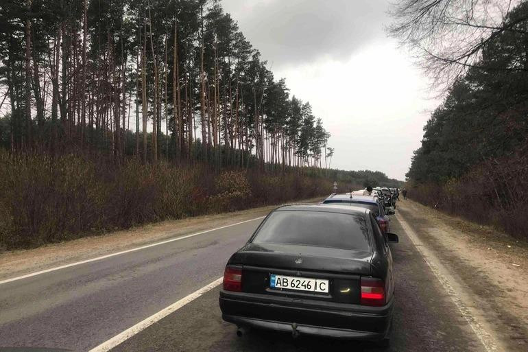 Dòng xe xếp hàng dài ở biên giới để qua cửa khẩu Ba Lan (Ảnh: Hải Yến)