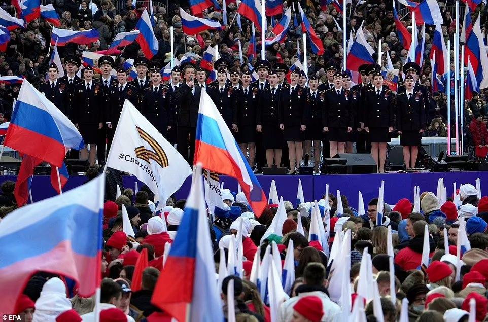 Khi bán đảo Crimea sáp nhập hồi năm 2014, Nga đã quảng cáo rầm rộ cho hình ảnh dải băng màu cam sọc đen của Thánh George. Dải ruy băng này sau đó được yêu thích rộng rãi ở Nga như một cách để thể hiện sự ủng hộ của công chúng đối với chính phủ và quân đội Nga. Ảnh: EPA Khi bán đảo Crimea sáp nhập hồi năm 2014, Nga đã quảng cáo rầm rộ cho hình ảnh dải băng màu cam sọc đen của Thánh George. Dải ruy băng này sau đó được yêu thích rộng rãi ở Nga như một cách để thể hiện sự ủng hộ của công chúng đối với chính phủ và quân đội Nga. Ảnh: EPA