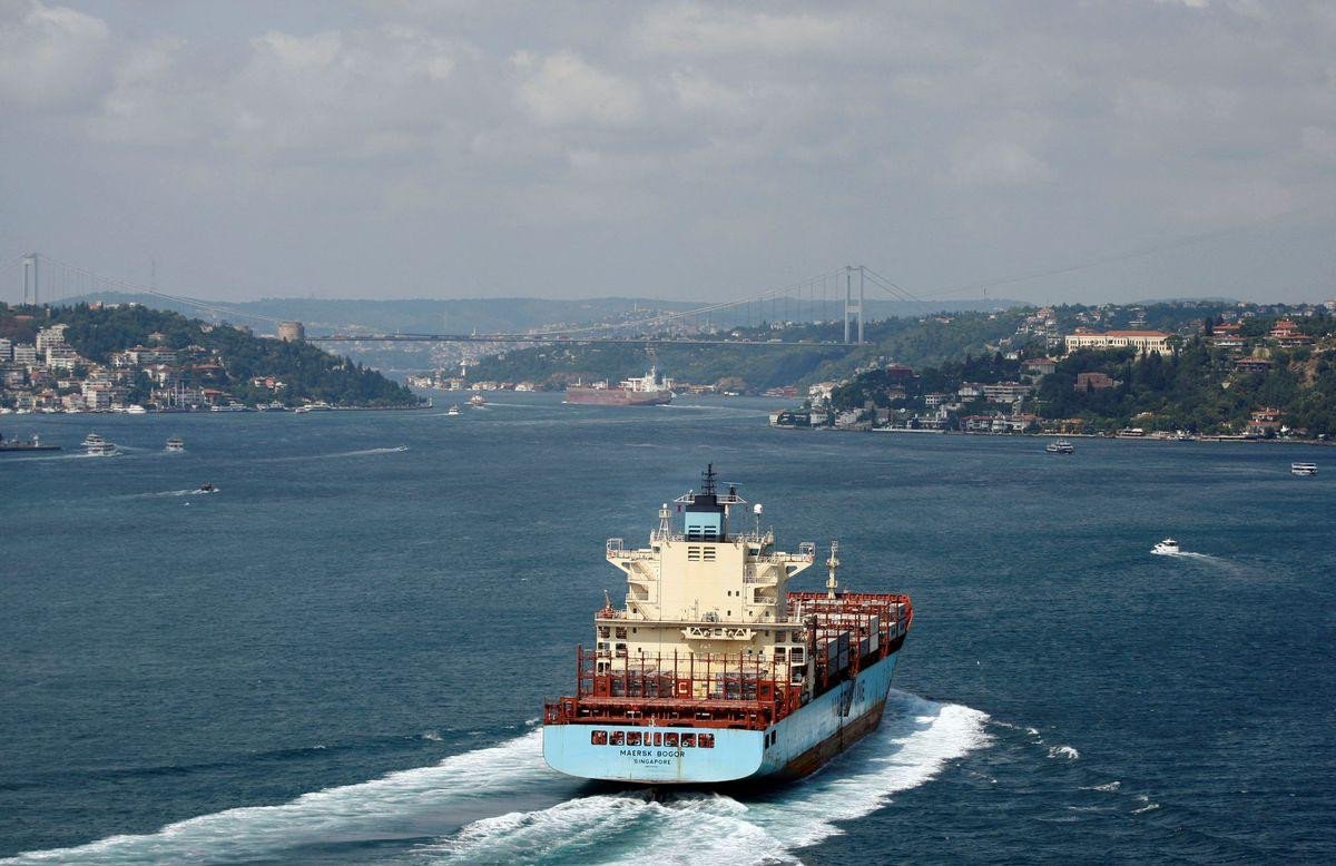 Tàu chở dầu đi qua Eo biển Bosphorus ở Istanbul (Thổ Nhĩ Kỳ) để tiến vào Biển Đen. Ảnh: Reuters Tàu chở dầu đi qua Eo biển Bosphorus ở Istanbul (Thổ Nhĩ Kỳ) để tiến vào Biển Đen. Ảnh: Reuters
