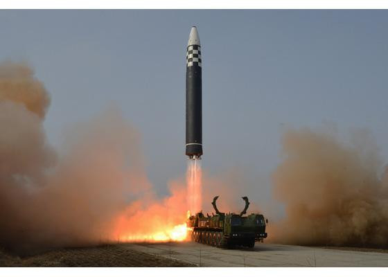 Hwasong-17 được mệnh danh là tên lửa “quái vật”, có thể mang nhiều đầu đạn và có tầm bắn vượt quá 13.000km. Trong vụ thử lần này, Hwasong-17 được phóng từ bệ di động (TEL). Ảnh: Rodong Sinmun Hwasong-17 được mệnh danh là tên lửa “quái vật”, có thể mang nhiều đầu đạn và có tầm bắn vượt quá 13.000km. Trong vụ thử lần này, Hwasong-17 được phóng từ bệ di động (TEL). Ảnh: Rodong Sinmun