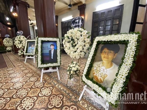 Bên trong nhà tang lễ, những hình ảnh cũ đáng nhớ của Vũ Ngọc Phượng được đóng trong khung để bạn bè, người thân có thể ngắm nhìn lại. Bên trong nhà tang lễ, những hình ảnh cũ đáng nhớ của Vũ Ngọc Phượng được đóng trong khung để bạn bè, người thân có thể ngắm nhìn lại.