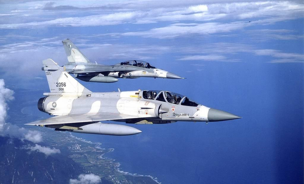 Trước: Máy bay Mirage 2000-5 của Đài Loan (Trung Quốc). Ảnh: Defense News