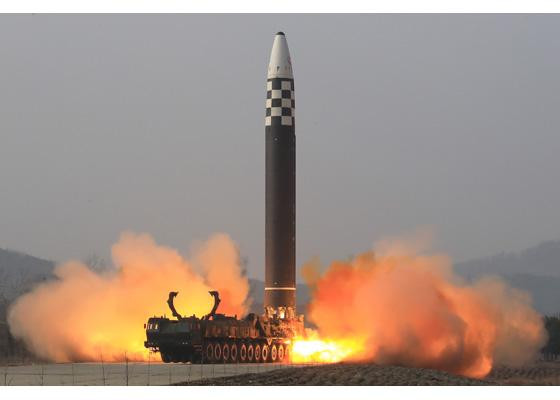Trong vụ phóng thử chiều 24/3, ICBM Hwasong-17 đã bay 1.090km trong 4.052 giây, đạt độ cao tối đa 6.248km trước khi “bắn trúng mục tiêu” trên Biển Nhật Bản. Ảnh: Rodong Sinmun Trong vụ phóng thử chiều 24/3, ICBM Hwasong-17 đã bay 1.090km trong 4.052 giây, đạt độ cao tối đa 6.248km trước khi “bắn trúng mục tiêu” trên Biển Nhật Bản. Ảnh: Rodong Sinmun