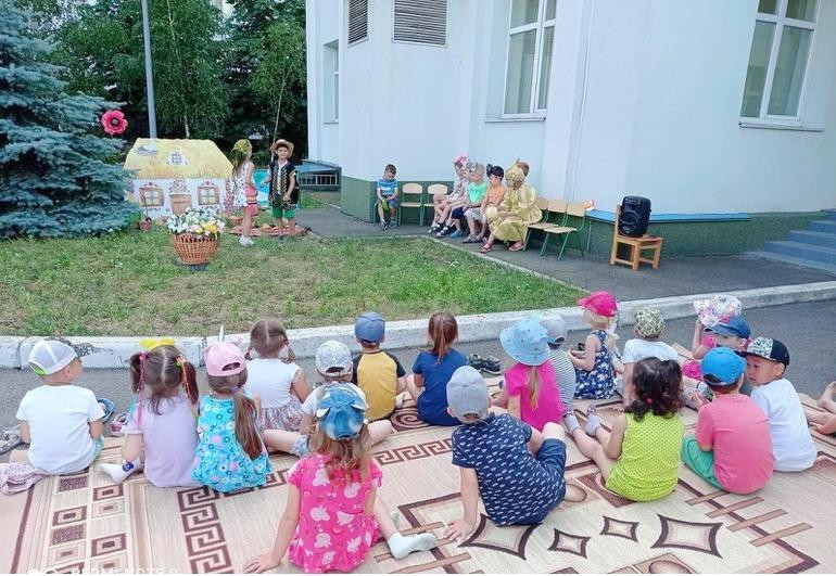 Mỗi lần nghe con trai hỏi về bạn bè và cô giáo, chị Yến lại ứa nước mắt (Ảnh: Hải Yến)