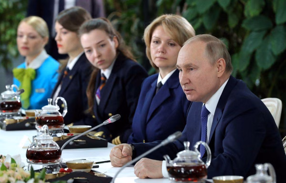 Tổng thống Vladimir Putin đến thăm trung tâm đào tạo hàng không Aeroflot và gặp gỡ các nữ thành viên phi hành đoàn của các hãng hàng không Nga hôm 5/3, trước thềm Quốc tế phụ nữ 8/3. Đây được coi là một ngày lễ quan trọng ở Nga. Ảnh: Reuters Tổng thống Vladimir Putin đến thăm trung tâm đào tạo hàng không Aeroflot và gặp gỡ các nữ thành viên phi hành đoàn của các hãng hàng không Nga hôm 5/3, trước thềm Quốc tế phụ nữ 8/3. Đây được coi là một ngày lễ quan trọng ở Nga. Ảnh: Reuters
