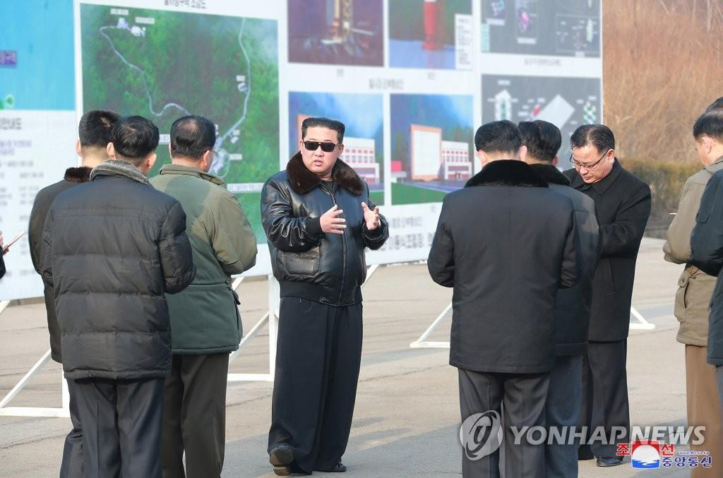 Ông Kim Jong-un thăm Bãi phóng Vệ tinh Sohae. Ảnh: Yonhap