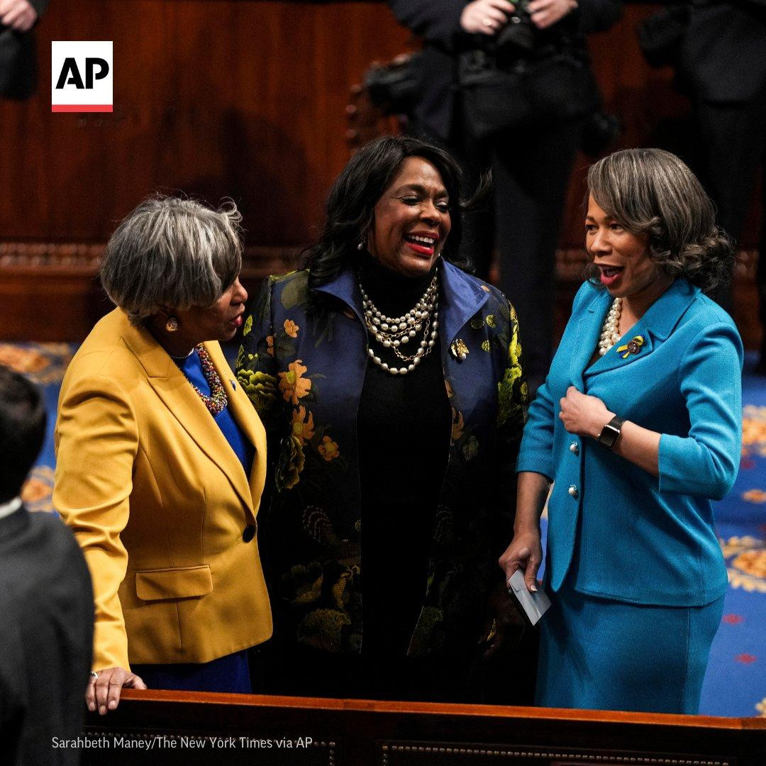 Các nghị sĩ mặc trang phục vàng - xanh, màu quốc kỳ Ukraine. Ảnh: AP