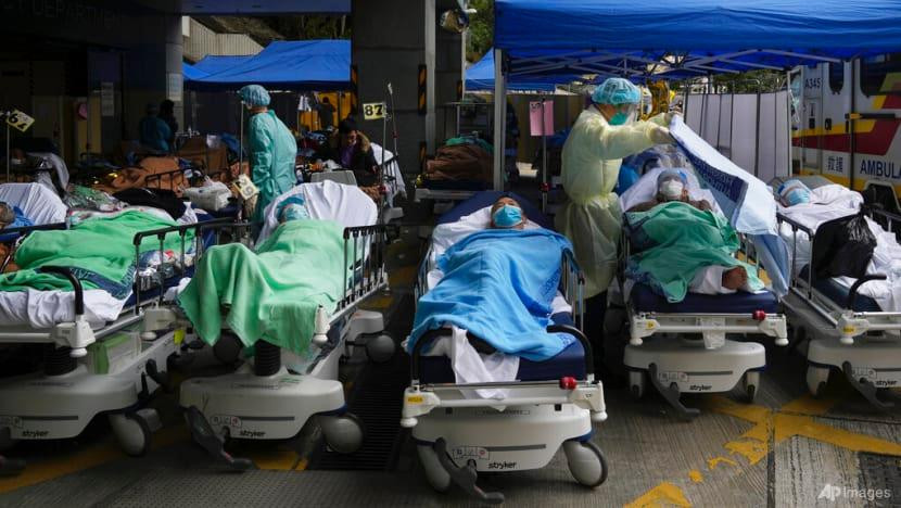 Bệnh nhân COVID-19 ở Hồng Kông (Trung Quốc) tại khu điều trị tạm thời bên ngoài Trung tâm Y tế Caritas. Ảnh: AP