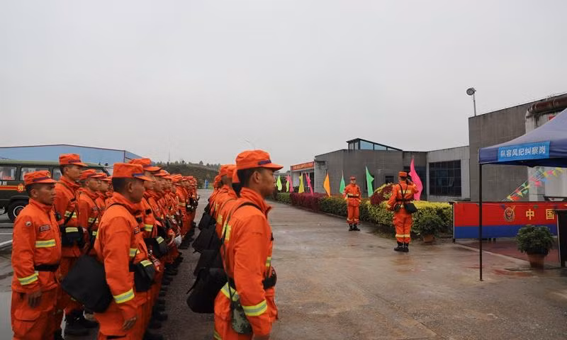 Đội cứu hộ lên đường đến hiện trường. Ảnh: Global Times Đội cứu hộ lên đường đến hiện trường. Ảnh: Global Times