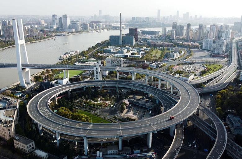 Cụ thể, khu vực phía Đông của Thượng Hải sẽ tiến hành phong tỏa kể từ ngày 28/3 đến ngày 1/4, còn khu vực phía Tây sẽ áp dụng các lệnh hạn chế nghiêm ngặt trong khoảng thời gian từ 1-5/4. Ranh giới của hai khu vực trên là sông Hoàng Phố. Việc phong toả được tiến hành nhằm tạo điều kiện cho các cơ quan chức năng tiến hành xét nghiệm trên diện rộng. Ảnh: Reuters