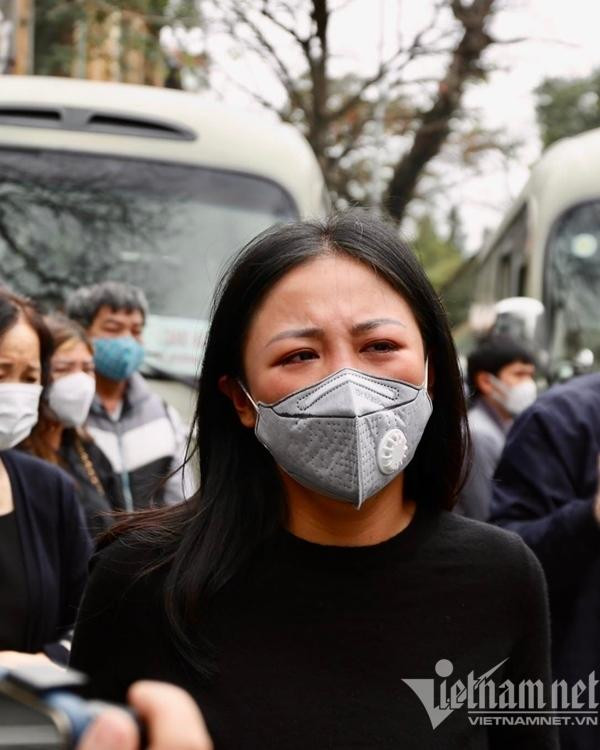 Văn Mai Hương khóc nức nở trong giây phút chia ly với đàn anh. Văn Mai Hương khóc nức nở trong giây phút chia ly với đàn anh.