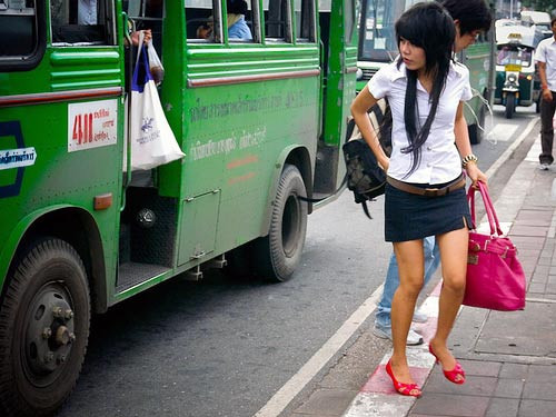 Váy ngắn cũn cỡn, tung tăng đi học bằng xe bus. Váy ngắn cũn cỡn, tung tăng đi học bằng xe bus