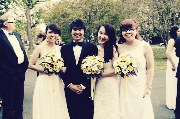 Eva rạng rỡ trong ngày tốt nghiệp tại trường St. Margaret's School, Virginia, Mỹ