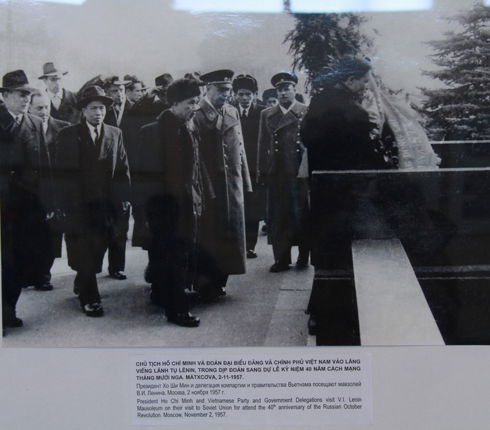 Chủ tịch Hồ Chí Minh và đoàn đại biểu Đảng và Chính phủ Việt Nam vào lăng viếng lãnh tụ Lê Nin trong dịp Đoàn sang dự lễ kỷ niệm 40 năm cách mạng tháng mười nga (Matxcova ngày 2 - 11 - 1957)