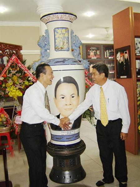 Lãnh đạo tỉnh Đồng Nai tặng gia đình Luật sư Nguyễn Hữu Thọ cặp bình gốm có hình luật sư