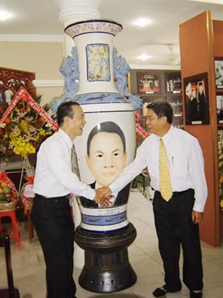 Lãnh đạo tỉnh Đồng Nai tặng gia đình Luật sư Nguyễn Hữu Thọ cặp bình gốm có hình luật sư Lãnh đạo tỉnh Đồng Nai tặng gia đình Luật sư Nguyễn Hữu Thọ cặp bình gốm có hình luật sư