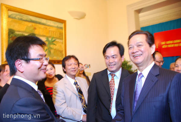 Ngay sau khi đến Thủ đô Hà Lan, Thủ tướng Nguyễn Tấn Dũng đã có cuộc gặp gỡ thân mật với cộng đồng người Việt Nam tại Hà Lan 