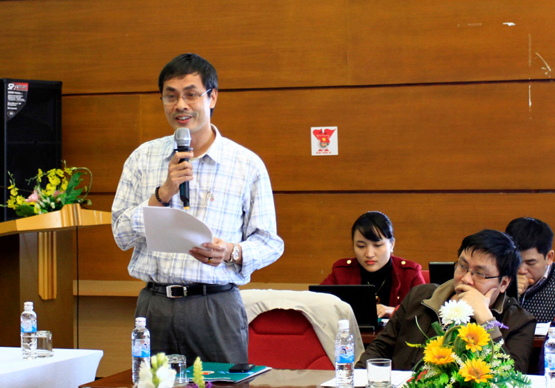 Nhà thơ Hữu Việt, phó tổng biên tập báo Phụ nữ Thủ đô đóng góp ý kiến. Ảnh: Xuân Tùng