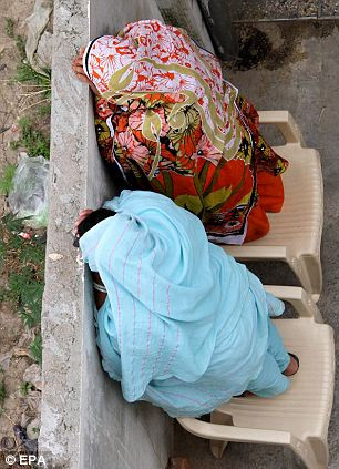 Tò mò, chụp ảnh và chờ đợi để tham quan kỹ tòa dinh thự. Tò mò, chụp ảnh và chờ đợi để tham quan kỹ tòa dinh thự