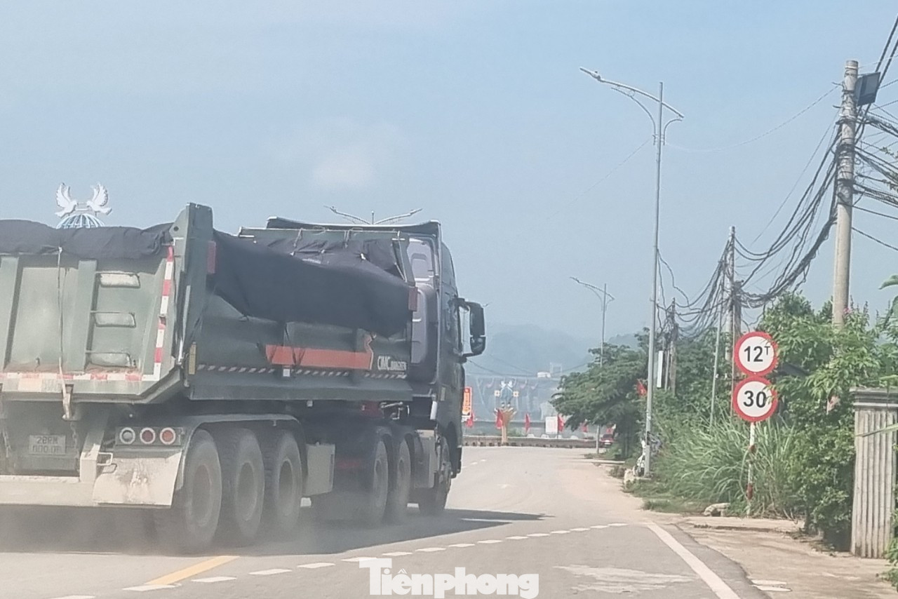 Con đường quy định trọng tải 12 tấn nhưng xe 6 chân (6 cặp bánh), tải trọng thấp nhất 30 tấn liên tục quần thảo.