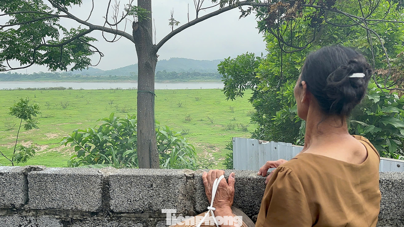 Bãi bồi ven sông Đà thuộc khu 1, xã Tu Vũ. Bãi bồi ven sông Đà thuộc khu 1, xã Tu Vũ.