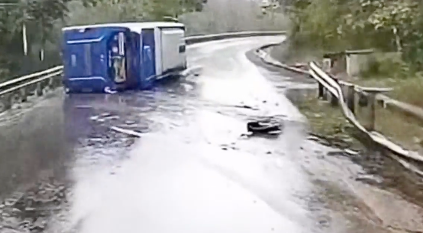 Do không kiểm soát được tốc độ, xe khách đâm vào hộ lan lật ngang đường.