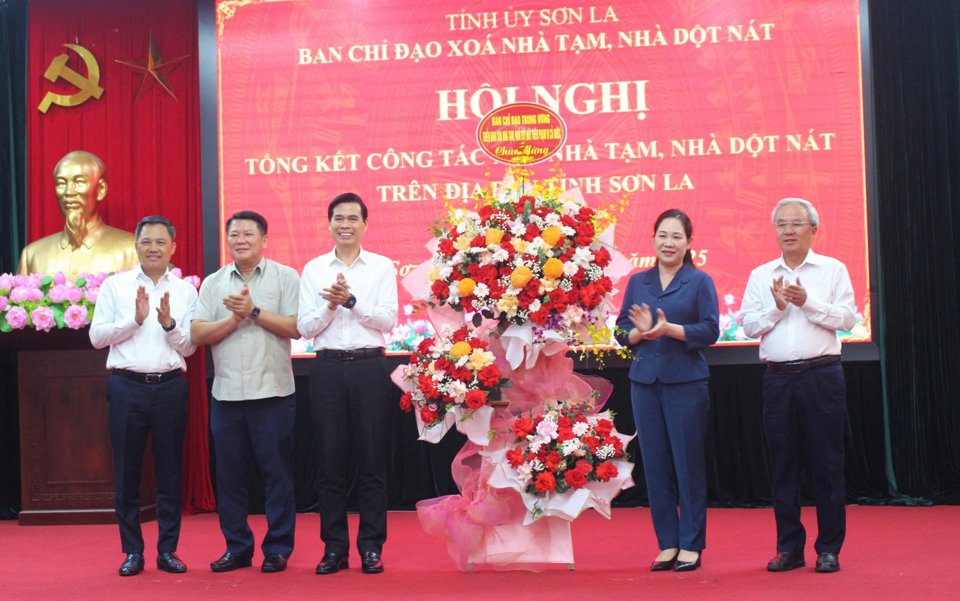 Bà Nông Thị Hà - Thứ trưởng Bộ Dân tộc và Tôn giáo tặng hoa chúc mừng tỉnh Sơn La sớm về đích trong công tác xóa nhà tạm, nhà dột nát. Bà Nông Thị Hà - Thứ trưởng Bộ Dân tộc và Tôn giáo tặng hoa chúc mừng tỉnh Sơn La sớm về đích trong công tác xóa nhà tạm, nhà dột nát.